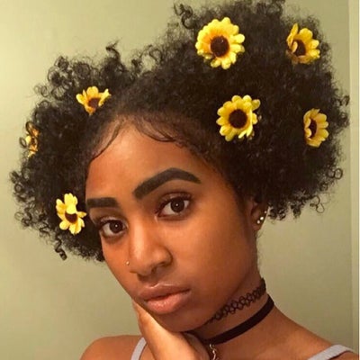 15 Times Naturalistas Looked Drop Dead Gorgeous With Flowers In Their Hair